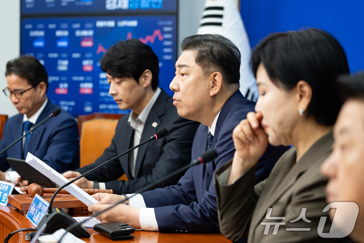 (서울=뉴스1) 유승관 기자 = 김병기 더불어민주당 당대표 직무대행 겸 원내대표가 28일 서울 여의도 국회에서 열린 최고위원회의에서 모두 발언을 하고 있다. 2025.7.28/뉴스 …