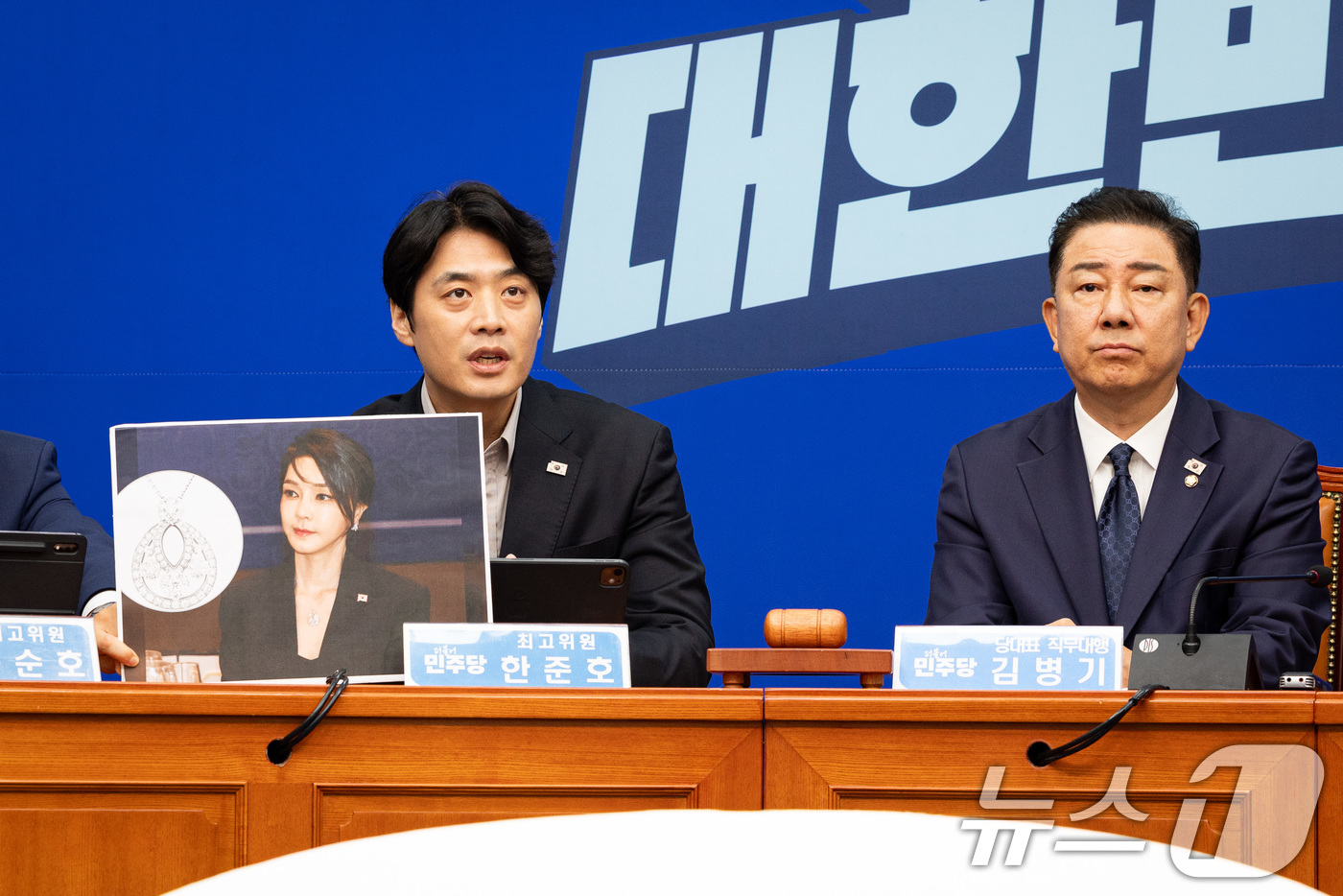 (서울=뉴스1) 유승관 기자 = 한준호 더불어민주당 최고위원이 28일 서울 여의도 국회에서 열린 최고위원회의에서 김건희 여사 목걸이 관련 모두 발언을 하고 있다. 2025.7.28 …