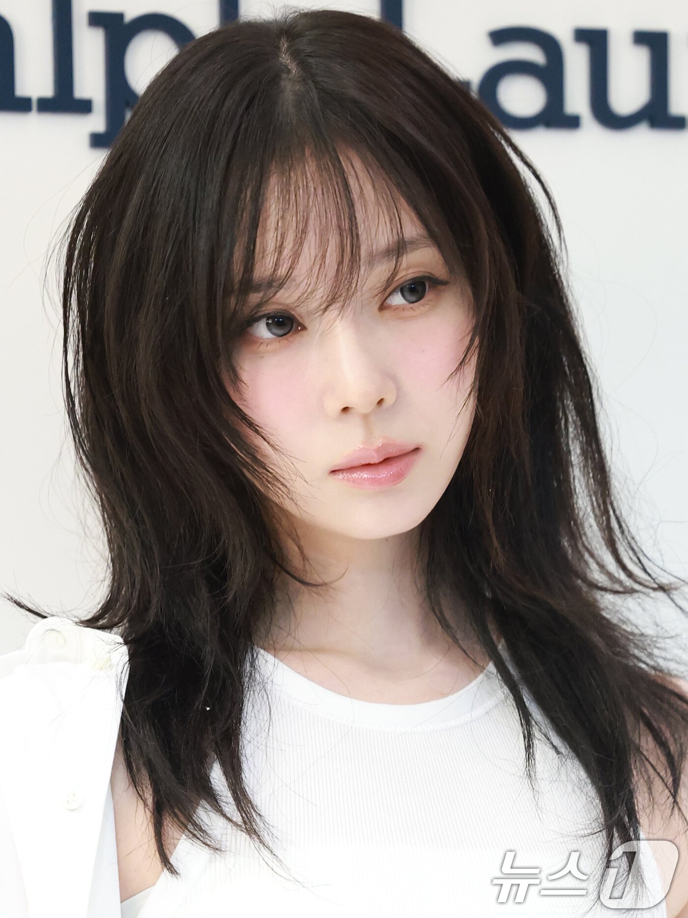 본문 이미지 - 에스파 윈터가 28일 오전 경기도 성남시 분당구 현대백화점 판교점에서 열린 폴로 랄프 로렌 &#39;폴로 플레이 백&#39; 팝업스토어 오픈 행사에 참석해 포즈를 취하고 있다. ⓒ News1 권현진 기자