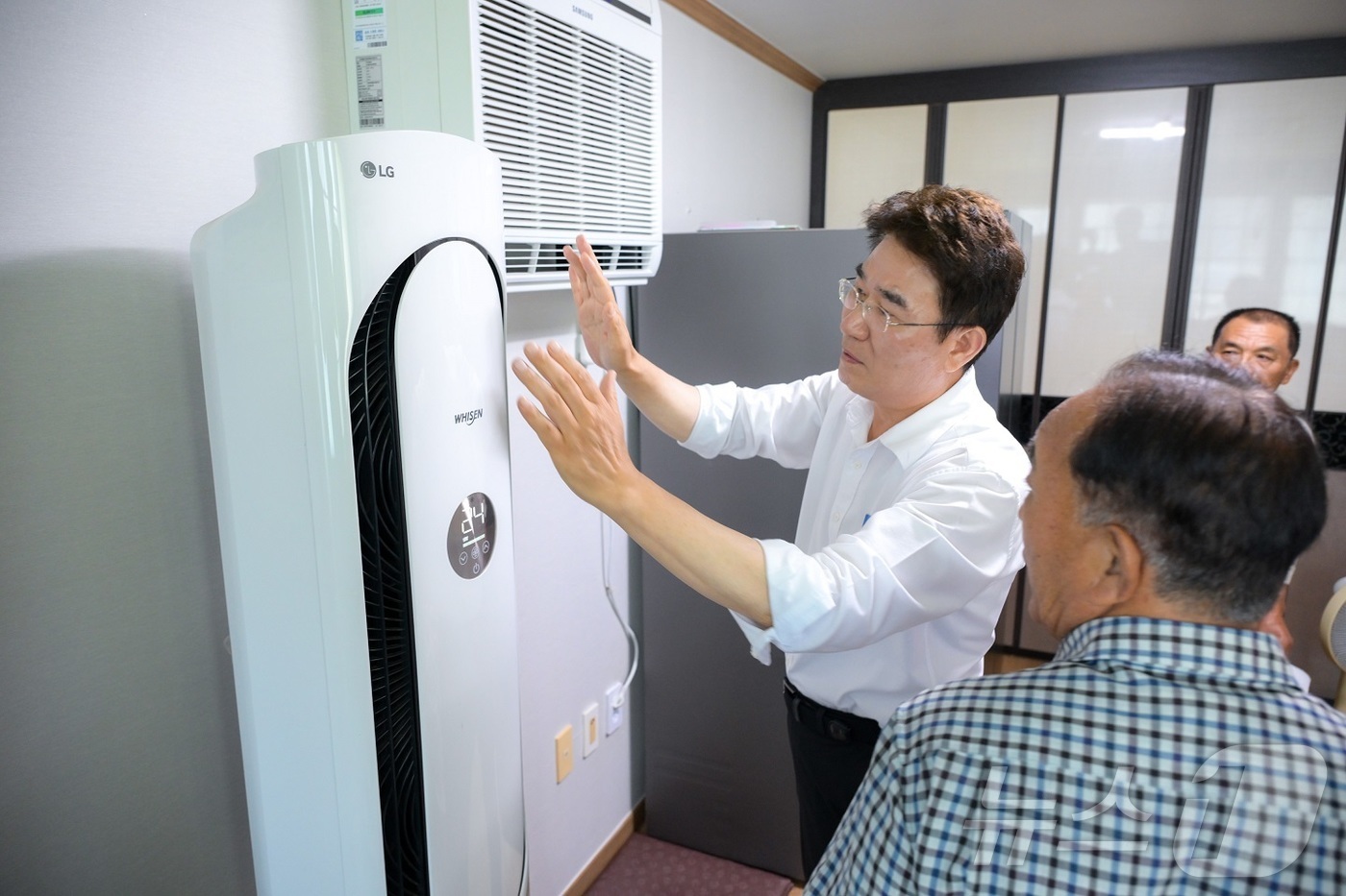 (순천=뉴스1) 김동수 기자 = 노관규 순천시장이 28일 관내 경로당을 찾아 냉방시설 현장 점검을 실시하고 있다.(순천시 제공. 재판매 및 DB 금지) 2025.7.28/뉴스1