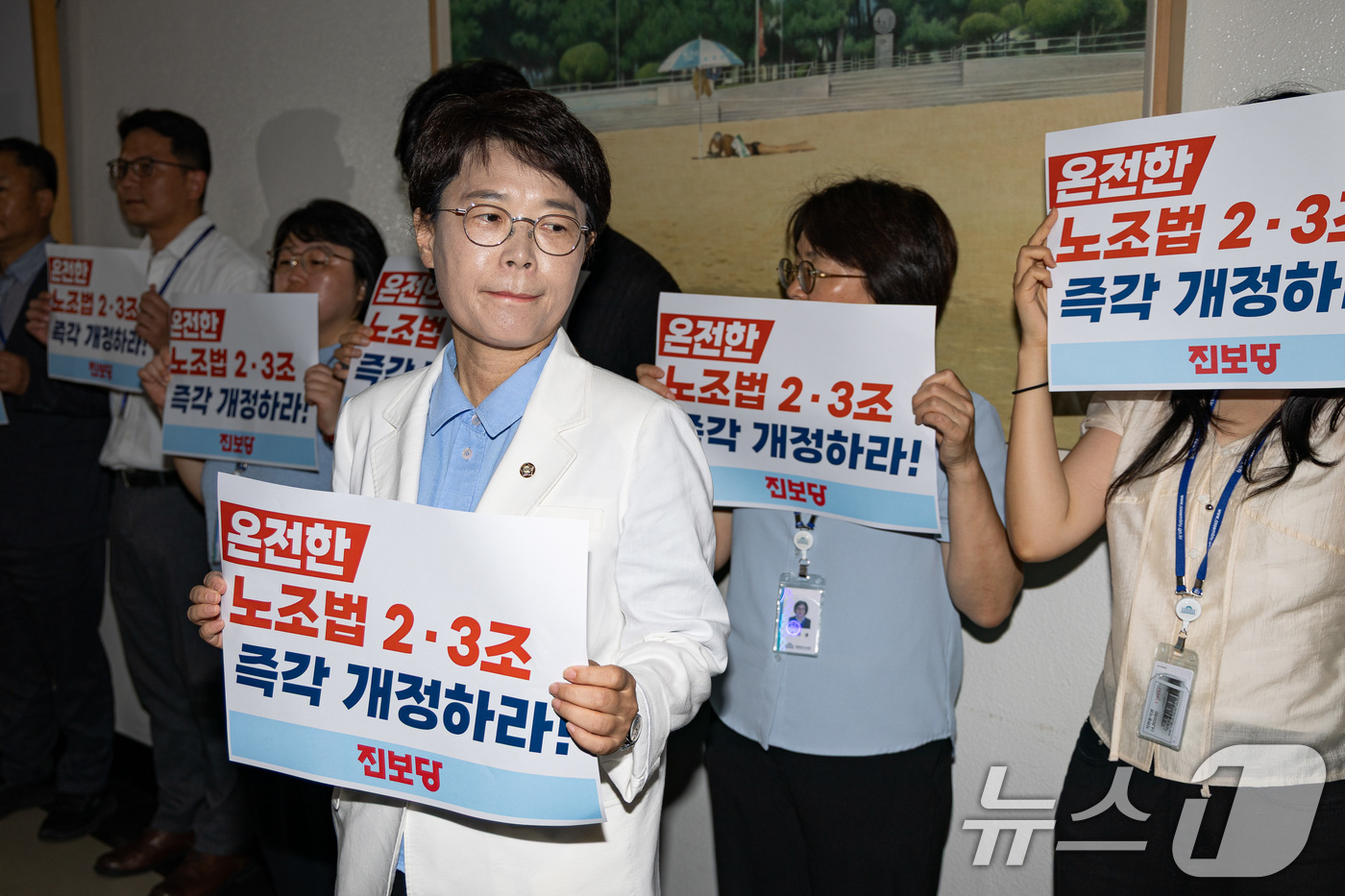 (서울=뉴스1) 유승관 기자 = 전종덕 진보당 의원이 28일 서울 여의도 국회 환경노동위원회 소회의실 앞에서 고용노동법안심사소위원회에 참석하는 의원들을 향해 노조법 개정을 촉구하는 …