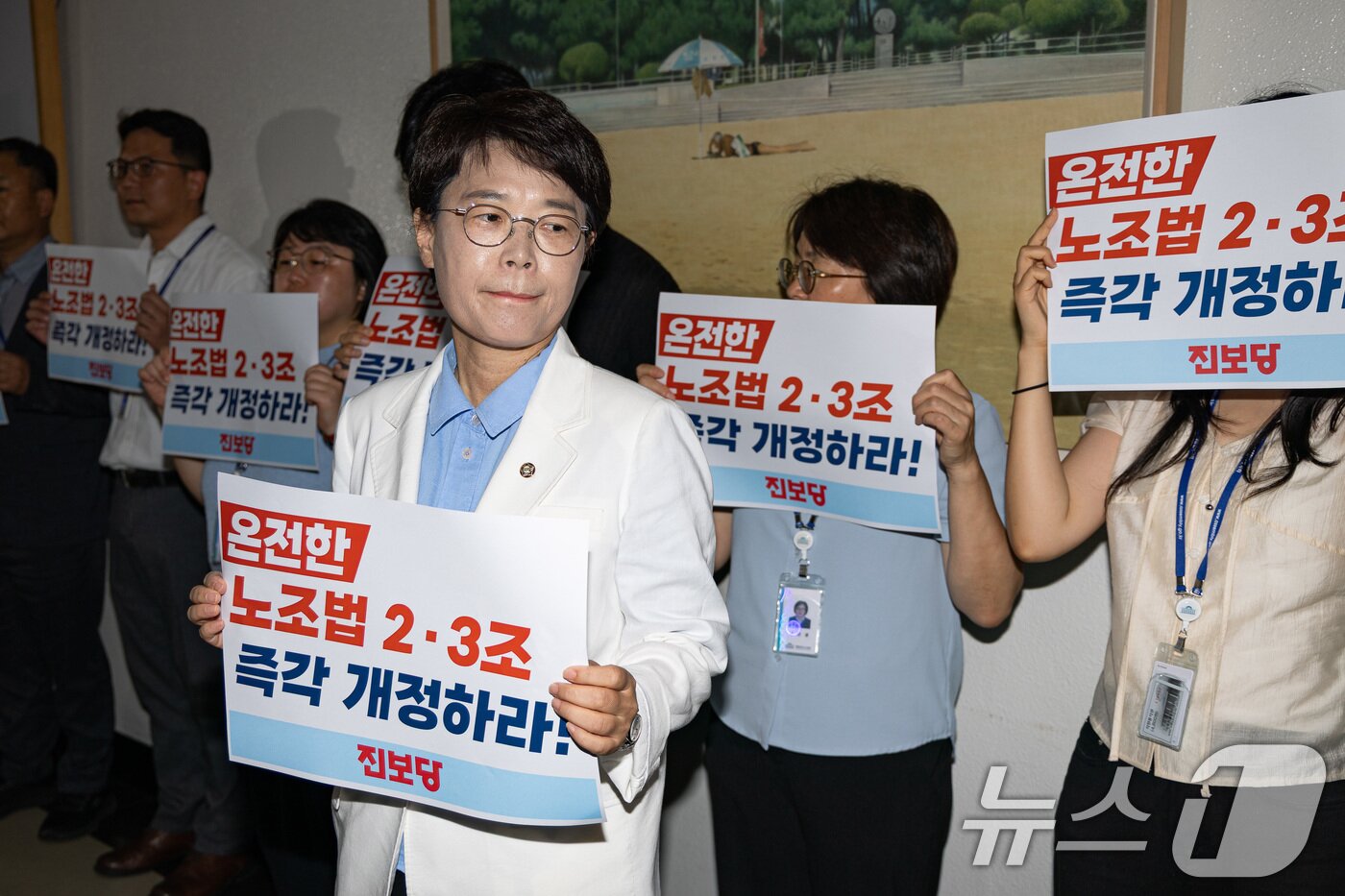 본문 이미지 - 전종덕 진보당 의원이 28일 서울 여의도 국회 환경노동위원회 소회의실 앞에서 고용노동법안심사소위원회에 참석하는 의원들을 향해 노조법 개정을 촉구하는 손팻말을 들고 있다. 환노위는 이날 소위를 열고 노동조합 및 노동관계조정법 일부개정법률안&#40;노란봉투법&#41;을 심사한다. 2025.7.28/뉴스1 ⓒ News1 유승관 기자