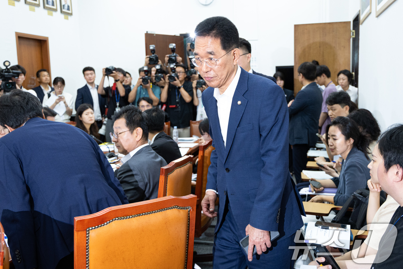 (서울=뉴스1) 유승관 기자 = 김주영 국회 환경노동위원회 고용노동법안심사소위원장이 28일 서울 여의도 국회에서 열린 제427회 국회(임시회) 제1차 고용노동법안심사소위원회에 참석 …