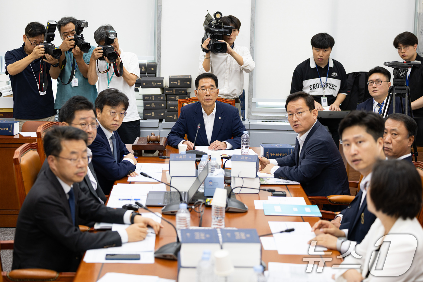 (서울=뉴스1) 유승관 기자 = 김주영 국회 환경노동위원회 고용노동법안심사소위원장이 28일 서울 여의도 국회에서 열린 제427회 국회(임시회) 제1차 고용노동법안심사소위원회를 주재 …