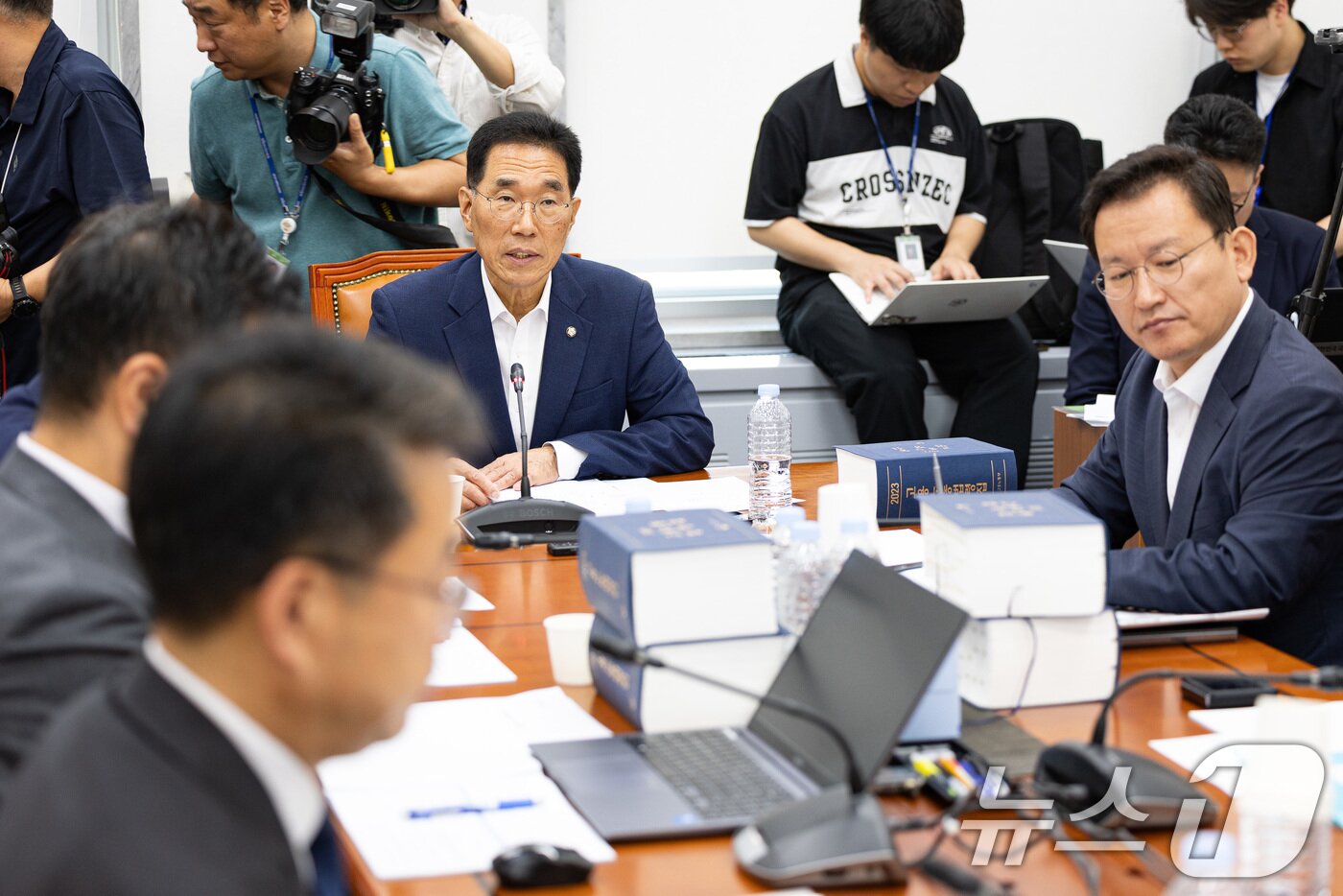 본문 이미지 - 김주영 국회 환경노동위원회 고용노동법안심사소위원장이 28일 서울 여의도 국회에서 열린 제427회 국회&#40;임시회&#41; 제1차 고용노동법안심사소위원회를 주재하고 있다. 환노위는 이날 소위를 열고 노동조합 및 노동관계조정법 일부개정법률안&#40;노란봉투법&#41;을 심사한다. 2025.7.28/뉴스1 ⓒ News1 유승관 기자