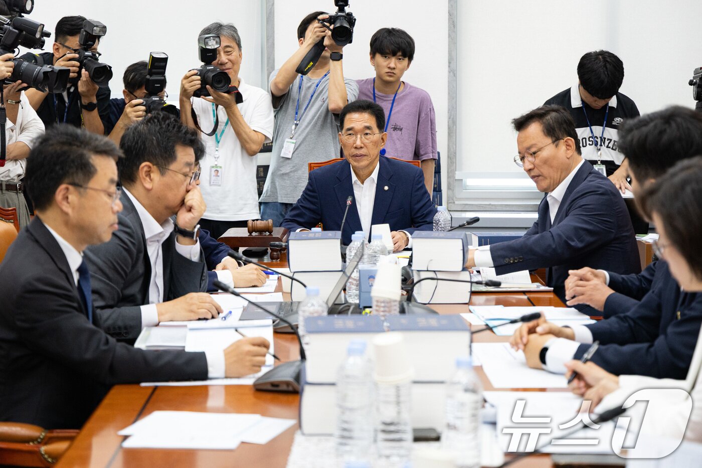 본문 이미지 - 김주영 국회 환경노동위원회 고용노동법안심사소위원장이 28일 서울 여의도 국회에서 열린 제427회 국회(임시회) 제1차 고용노동법안심사소위원회를 주재하고 있다. 2025.7.28/뉴스1 ⓒ News1 유승관 기자