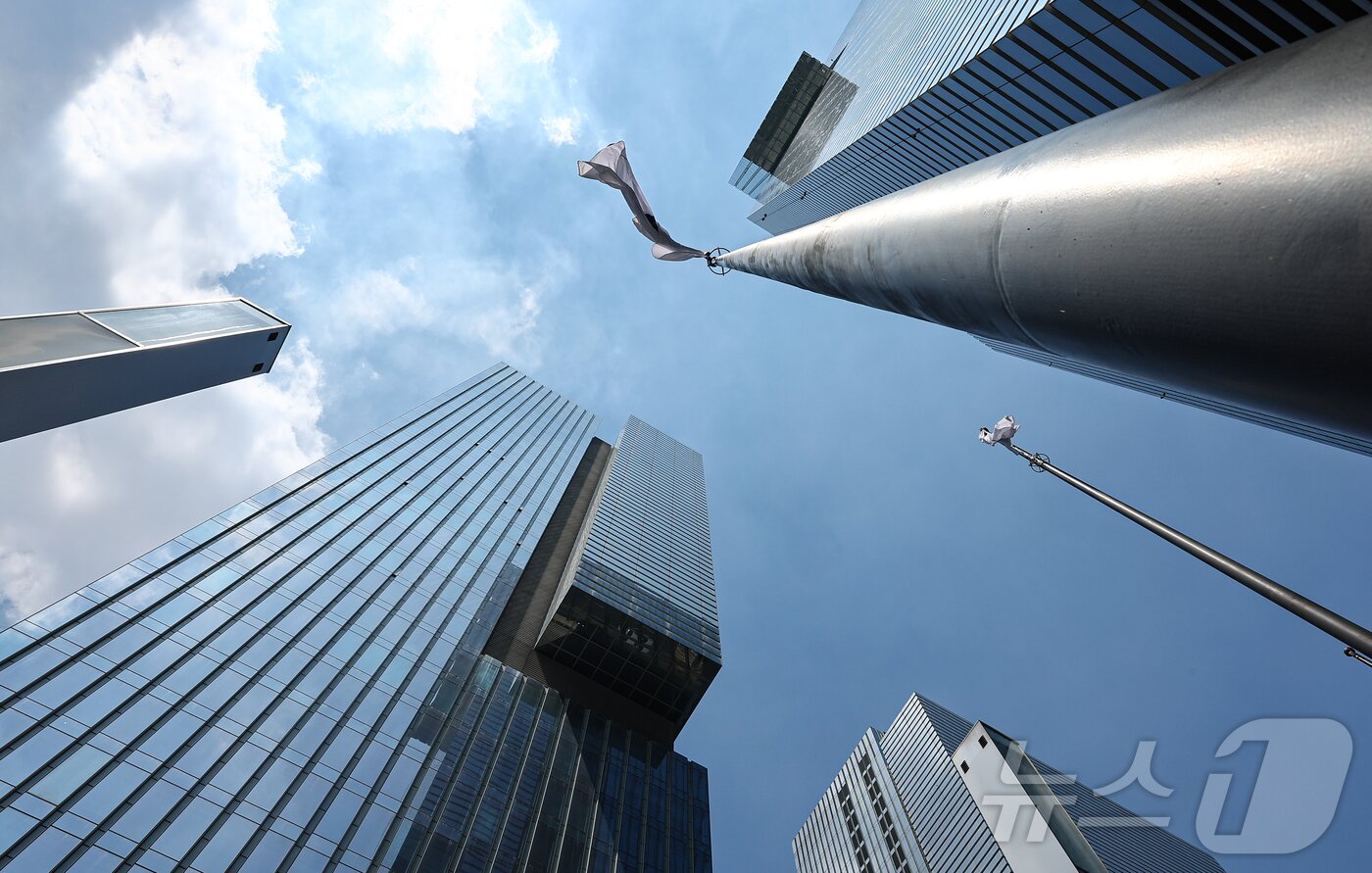 본문 이미지 - 삼성전자가 28일 글로벌 대형기업과 22조 7648억 원의 반도체 위탁생산 공급계약을 체결했다고 공시했다. 사진은 이날 삼성전자 서초사옥. 2025.7.28/뉴스1 ⓒ News1 김도우 기자