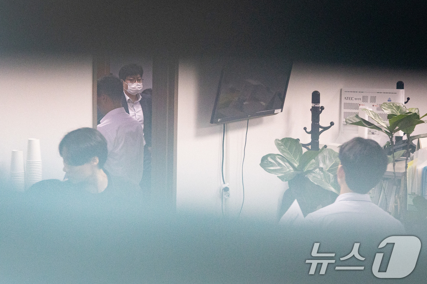 (서울=뉴스1) 유승관 기자 = 김건희 여사의 각종 의혹을 수사하는 김건희 특검팀(특별검사 민중기)이 이준석 개혁신당 대표에 대한 전방위 압수수색에 나선 28일 서울 여의도 국회 …