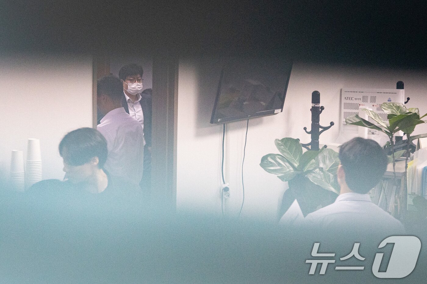 본문 이미지 - 김건희 여사의 각종 의혹을 수사하는 김건희 특검팀&#40;특별검사 민중기&#41;이 이준석 개혁신당 대표에 대한 전방위 압수수색에 나선 28일 서울 여의도 국회 의원회관 이 의원 사무실에서 특검 관계자 및 의원실 관계자들이 분주히 움직이고 있다. 2025.7.28/뉴스1 ⓒ News1 유승관 기자