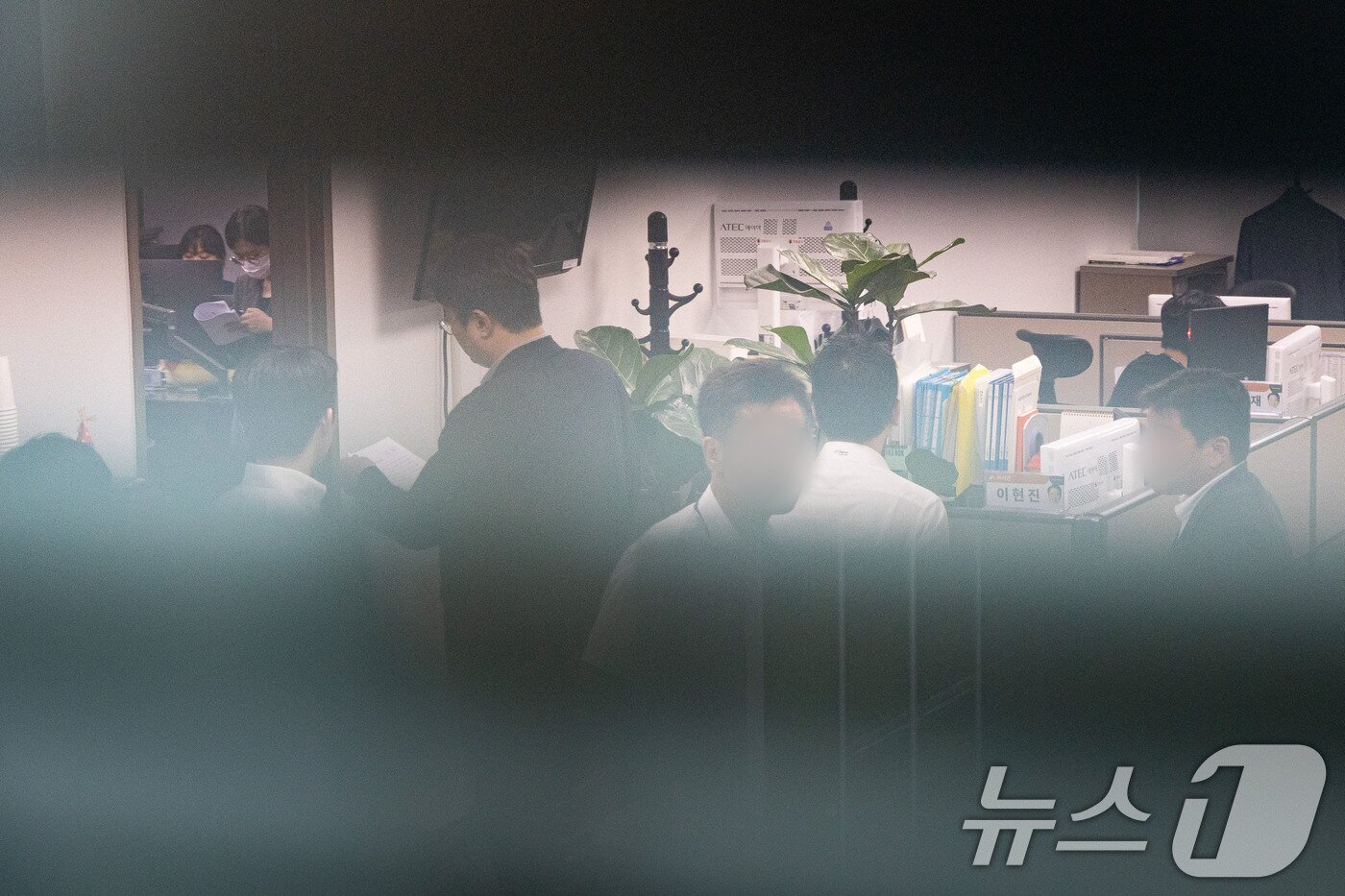 본문 이미지 - 김건희 여사의 각종 의혹을 수사하는 김건희 특검팀&#40;특별검사 민중기&#41;이 이준석 개혁신당 대표에 대한 전방위 압수수색에 나선 28일 서울 여의도 국회 의원회관 이 의원 사무실에서 특검 관계자 및 의원실 관계자들이 분주히 움직이고 있다. 2025.7.28/뉴스1 ⓒ News1 유승관 기자
