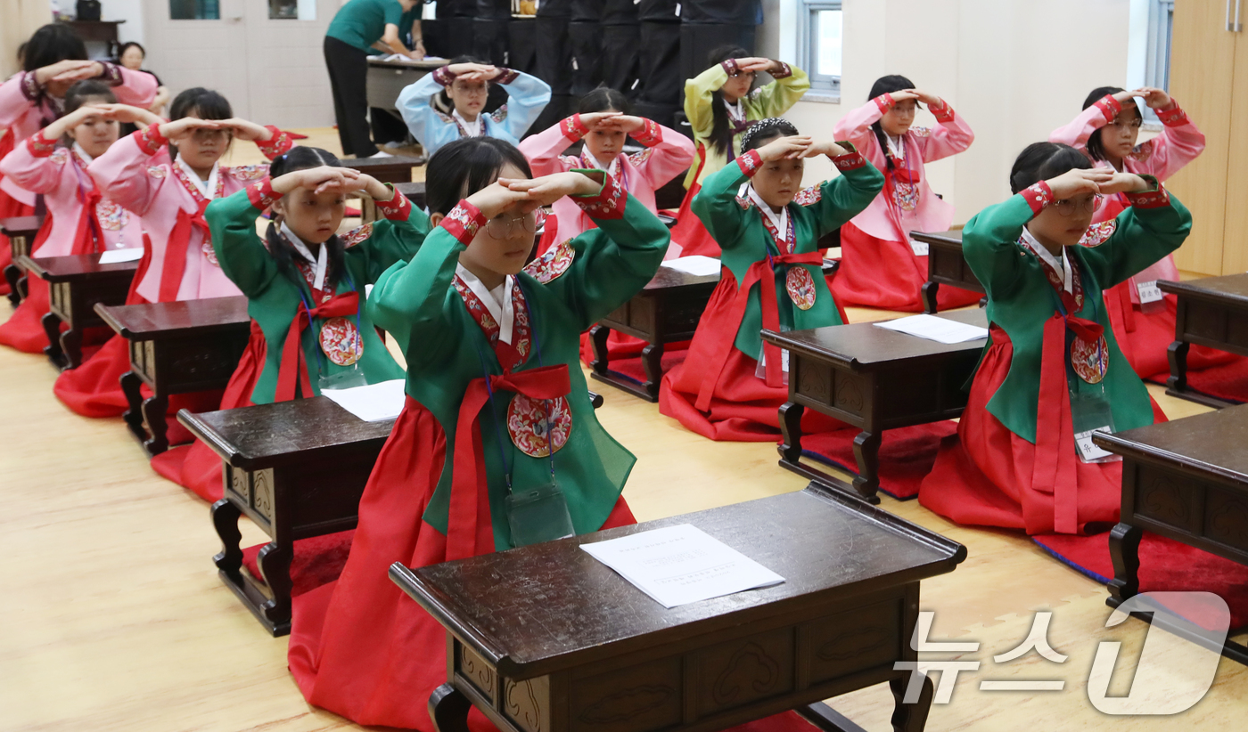 (부산=뉴스1) 윤일지 기자 = 28일 부산 동래구 충렬사 안락서원 교육회관에서 열린 '초등학생 여름방학 전통문화 체험교실'에 참가한 학생들이 한복을 곱게 차려입고 전통예절을 배우 …