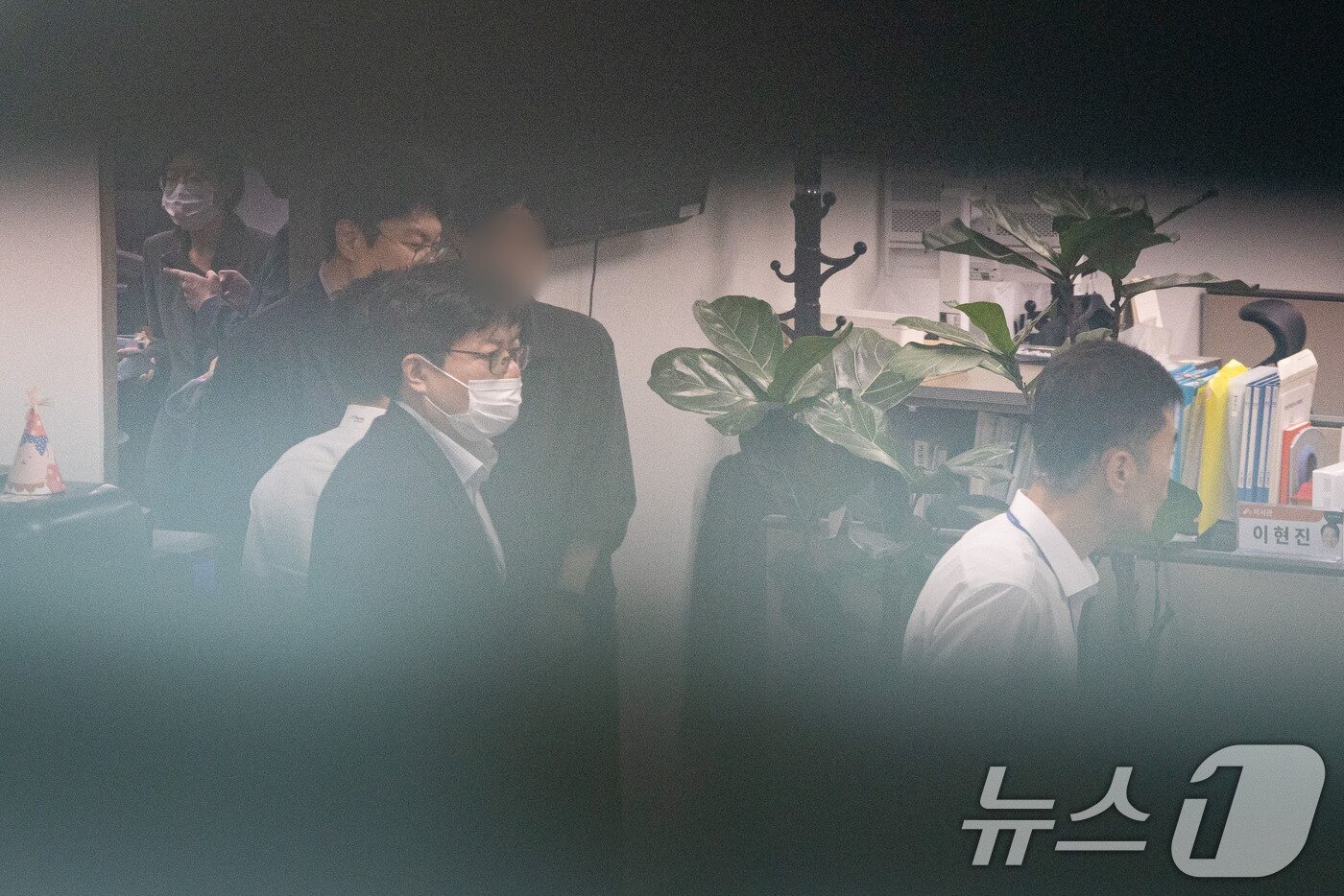 본문 이미지 - 김건희 여사의 각종 의혹을 수사하는 김건희 특검팀&#40;특별검사 민중기&#41;이 이준석 개혁신당 대표에 대한 전방위 압수수색에 나선 28일 서울 여의도 국회 의원회관 이 의원 사무실에서 특검 관계자 및 의원실 관계자들이 분주히 움직이고 있다. 2025.7.28/뉴스1 ⓒ News1 유승관 기자