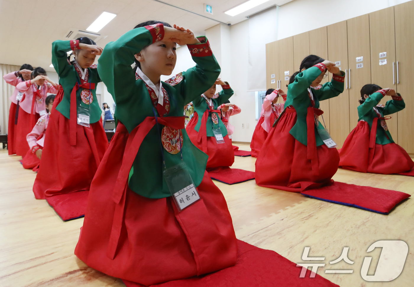 (부산=뉴스1) 윤일지 기자 = 28일 부산 동래구 충렬사 안락서원 교육회관에서 열린 '초등학생 여름방학 전통문화 체험교실'에 참가한 학생들이 한복을 곱게 차려입고 전통예절을 배우 …