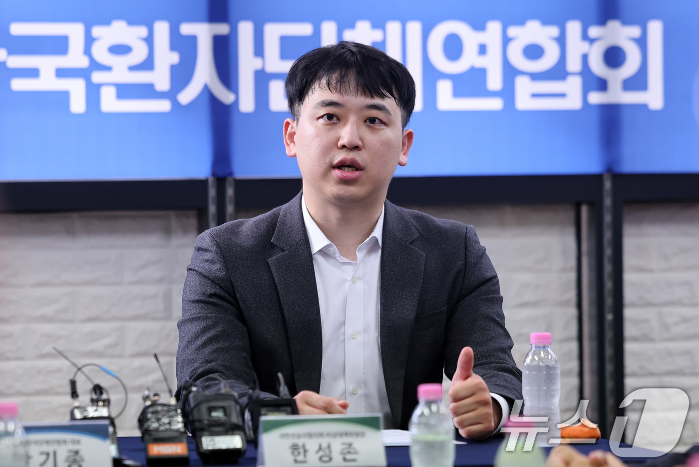 (서울=뉴스1) 박지혜 기자 = 한성존 대한전공의협의회 비상대책위원장이 28일 서울 영등포구 한국환자단체연합회을 찾아 안기종 한국환자단체연합회 대표를 비롯한 환자단체 관계자들을 만 …