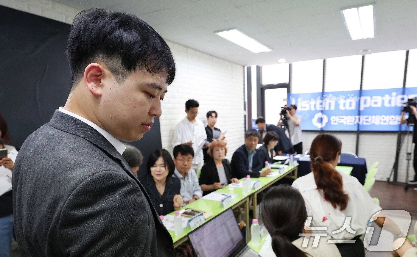 본문 이미지 - 한성존 대한전공의협의회 비상대책위원장이 28일 환자단체와 대화를 나누기 위해 서울 영등포구 한국환자단체연합회 사무실로 들어서고 있다. 2025.7.28/뉴스1 ⓒ News1 박지혜 기자