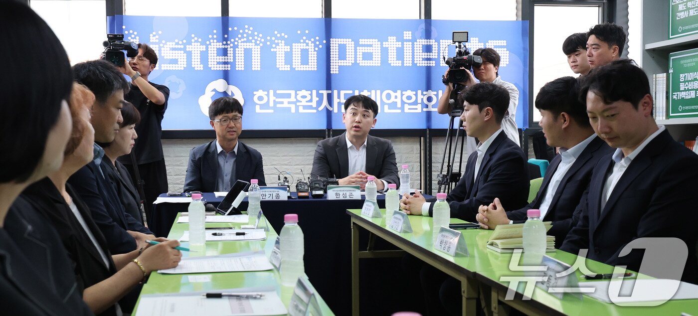 본문 이미지 - 한성존 대한전공의협의회 비상대책위원장이 28일 서울 영등포구 한국환자단체연합회을 찾아 안기종 한국환자단체연합회 대표를 비롯한 환자단체 관계자들을 만나 모두 발언을 하고 있다. 2025.7.28/뉴스1 ⓒ News1 박지혜 기자