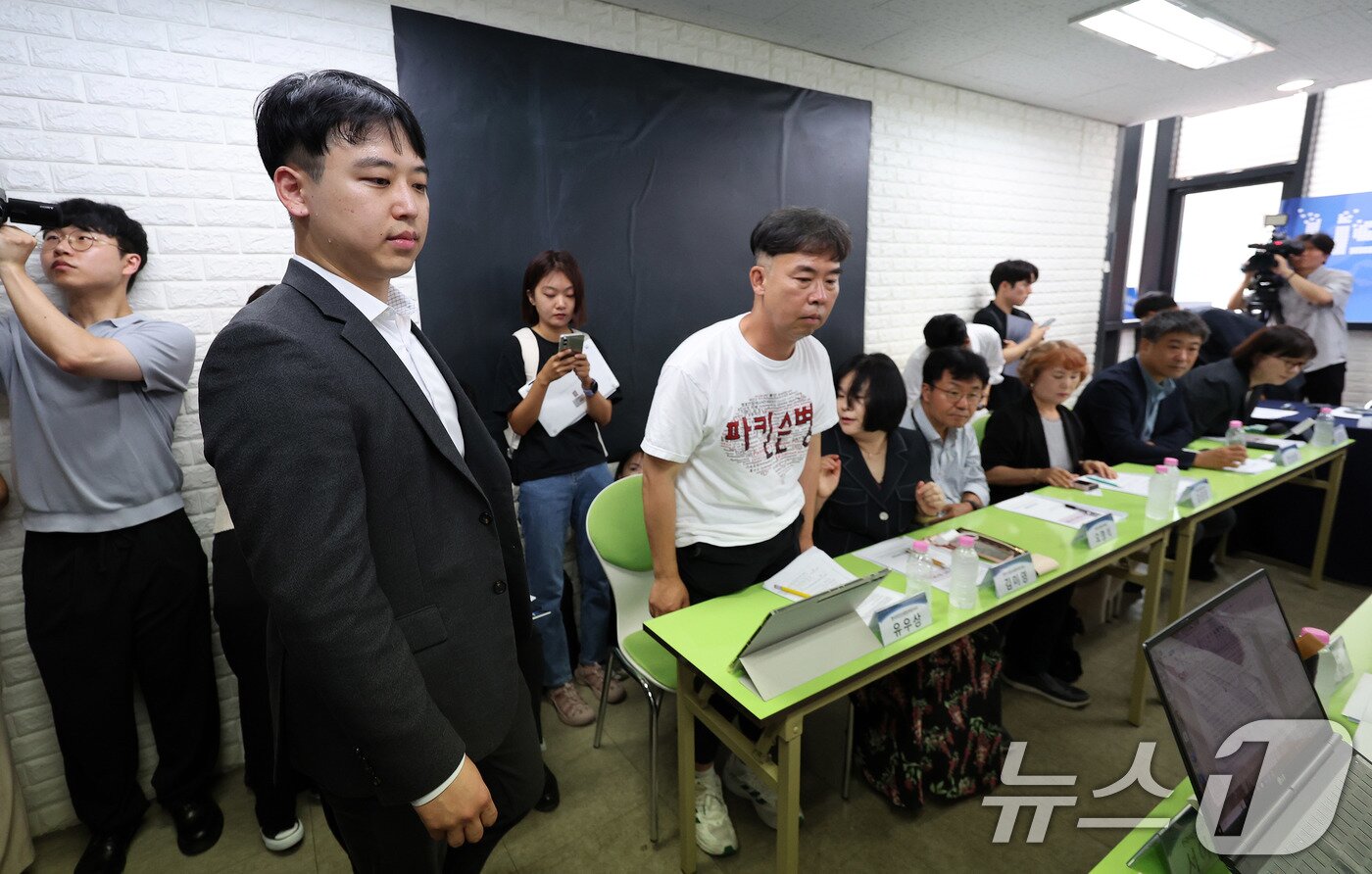 본문 이미지 - 한성존 대한전공의협의회 비상대책위원장&#40;왼쪽&#41;이 28일 환자단체와 대화를 나누기 위해 서울 영등포구 한국환자단체연합회 사무실로 들어서고 있다. 2025.7.28/뉴스1 ⓒ News1 박지혜 기자