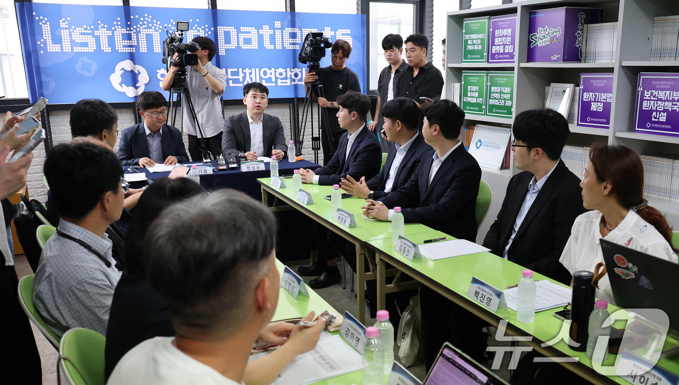 (서울=뉴스1) 박지혜 기자 = 한성존 대한전공의협의회 비상대책위원장이 28일 서울 영등포구 한국환자단체연합회을 찾아 안기종 한국환자단체연합회 대표를 비롯한 환자단체 관계자들을 만 …