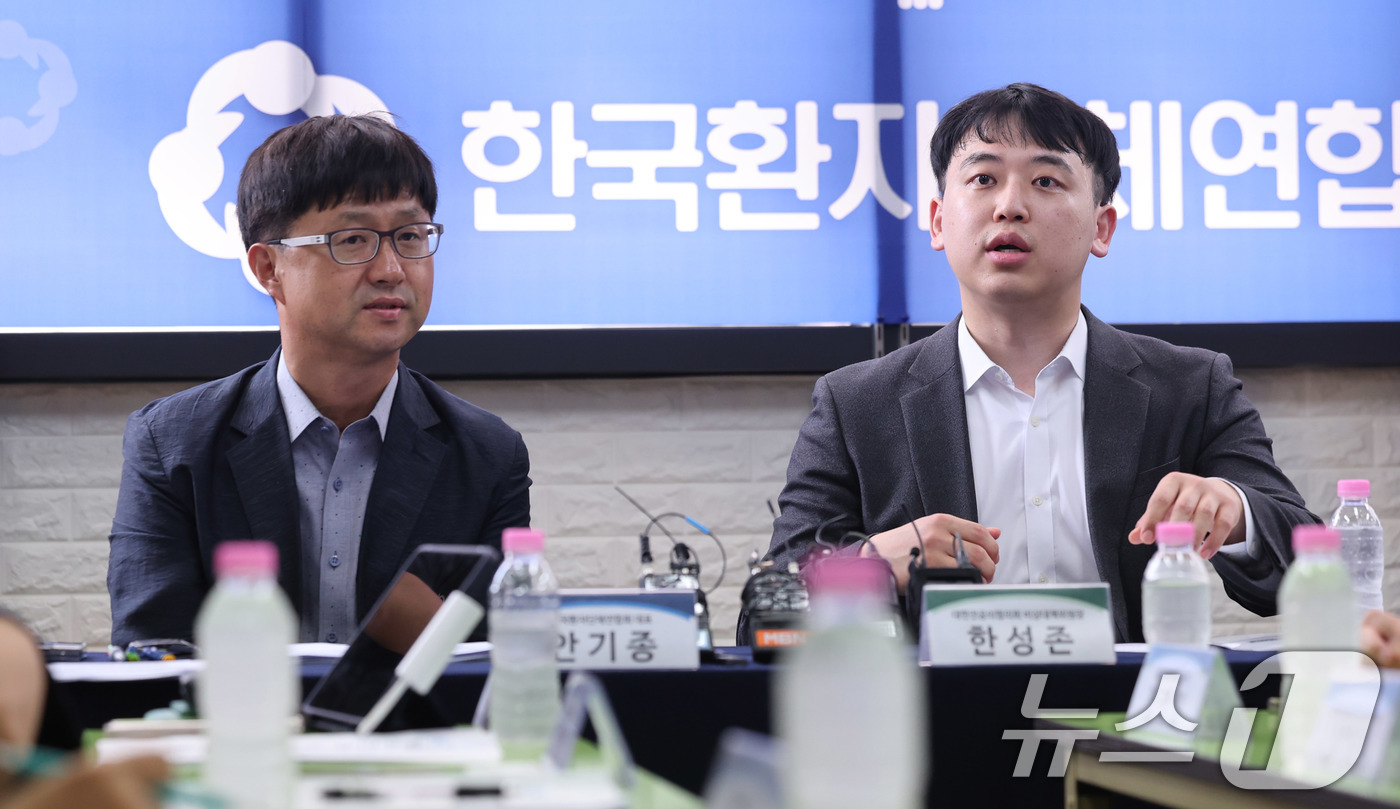 (서울=뉴스1) 박지혜 기자 = 한성존 대한전공의협의회 비상대책위원장이 28일 서울 영등포구 한국환자단체연합회을 찾아 안기종 한국환자단체연합회 대표를 비롯한 환자단체 관계자들을 만 …