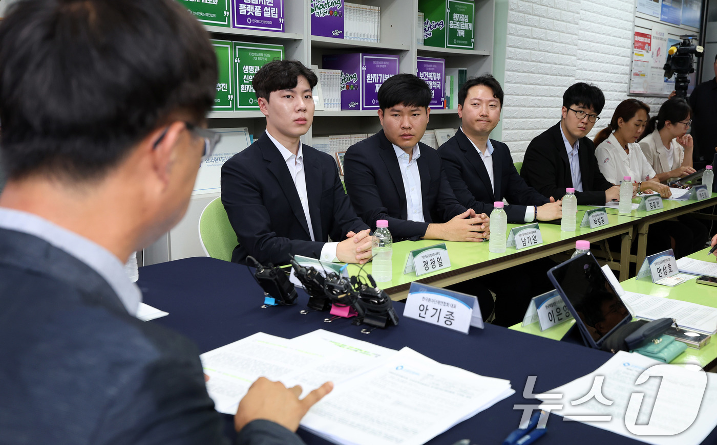 (서울=뉴스1) 박지혜 기자 = 28일 서울 영등포구 한국환자단체연합회에서 전공의들이 안기종 한국환자단체연합회 대표의 모두발언을 경청하고 있다.전공의와 환자단체가 대면해 대화한 것 …