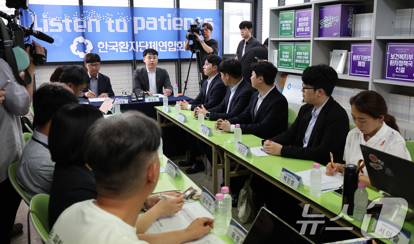 (서울=뉴스1) 박지혜 기자 = 한성존 대한전공의협의회 비상대책위원장이 28일 서울 영등포구 한국환자단체연합회을 찾아 안기종 한국환자단체연합회 대표를 비롯한 환자단체 관계자들을 만 …