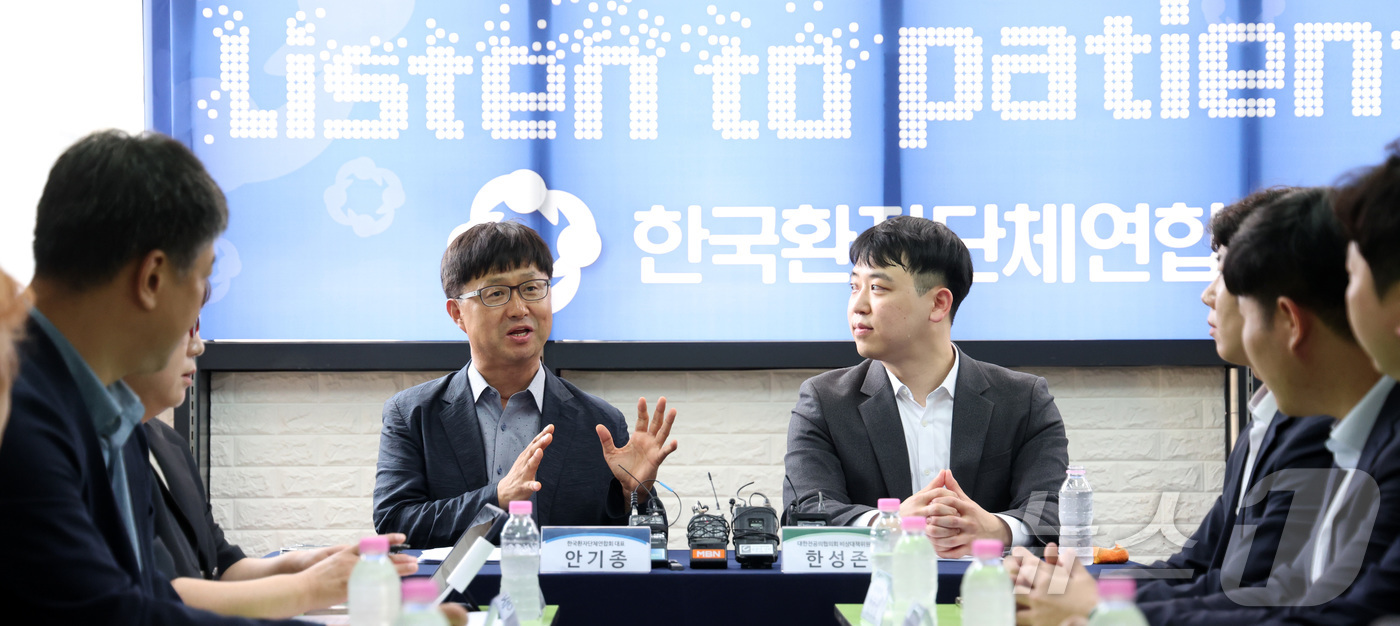 (서울=뉴스1)  박지혜 기자 = 안기종 한국환자단체연합회 대표와 한성존 대한전공의협의회 비상대책위원장이 28일 서울 영등포구 한국환자단체연합회에서 만나 환자, 전공의 각 입장과 …