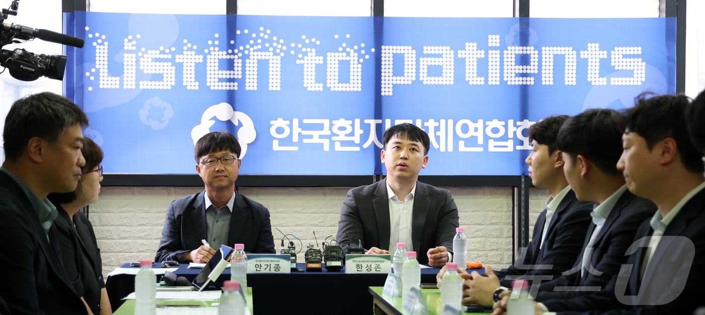 (서울=뉴스1)  박지혜 기자 = 안기종 한국환자단체연합회 대표와 한성존 대한전공의협의회 비상대책위원장이 28일 서울 영등포구 한국환자단체연합회에서 만나 환자, 전공의 각 입장과 …