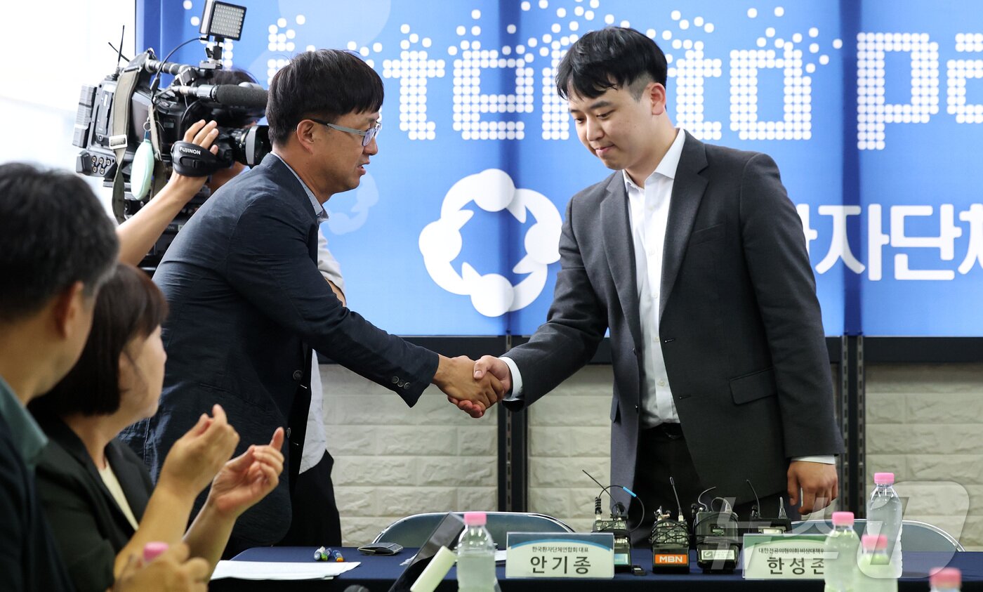 본문 이미지 - 안기종 한국환자단체연합회 대표와 한성존 대한전공의협의회 비상대책위원장이 28일 서울 영등포구 한국환자단체연합회에서 환자, 전공의 각 입장과 상황을 이야기하기 위해 만나 인사를 나누고 있다. &#40;공동취재&#41; 2025.7.28/뉴스1 ⓒ News1 박지혜 기자