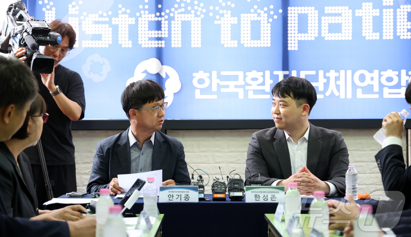 (서울=뉴스1)  박지혜 기자 = 안기종 한국환자단체연합회 대표와 한성존 대한전공의협의회 비상대책위원장이 28일 서울 영등포구 한국환자단체연합회에서 만나 환자, 전공의 각 입장과 …