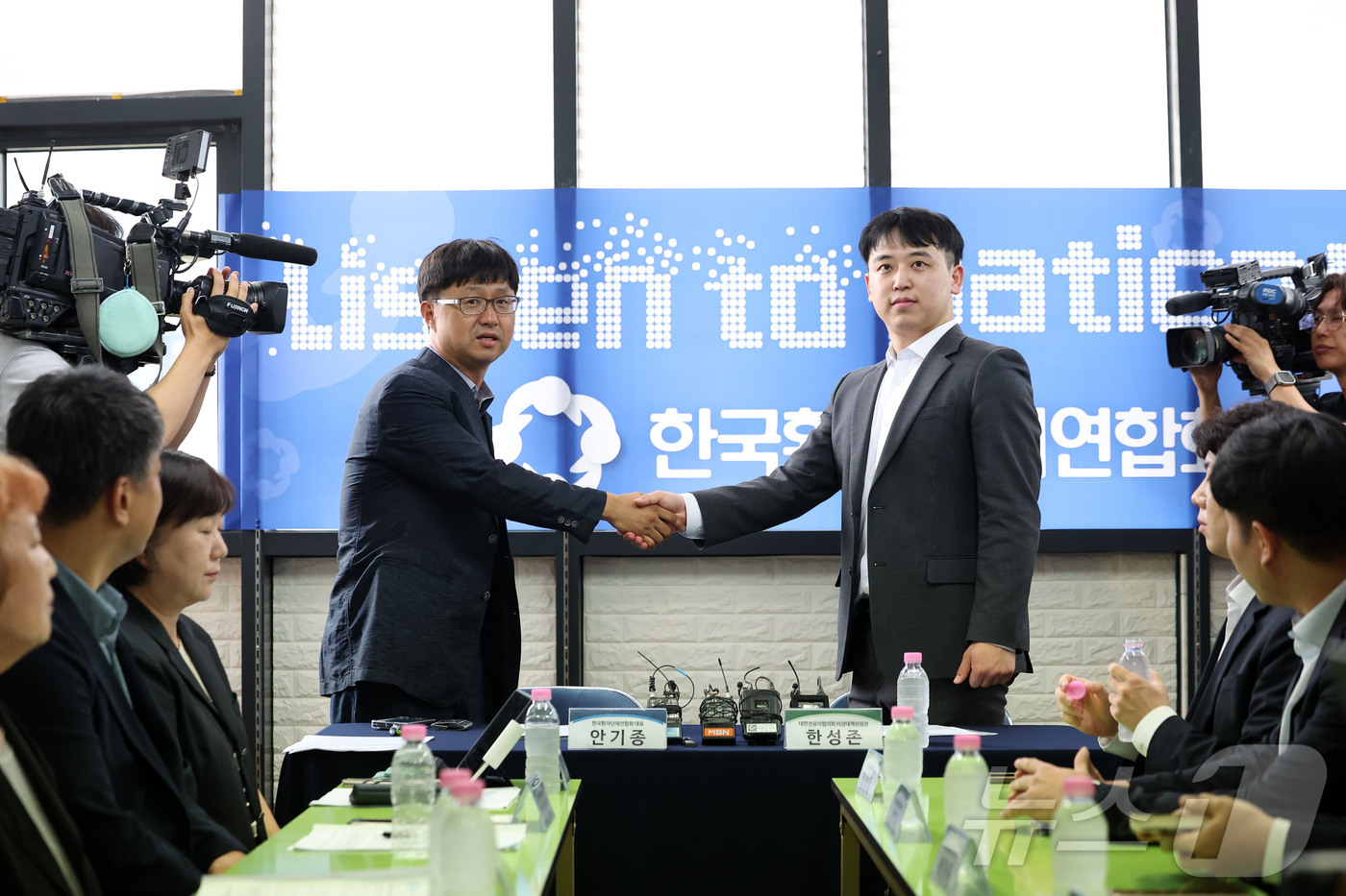 (서울=뉴스1)  박지혜 기자 = 안기종 한국환자단체연합회 대표와 한성존 대한전공의협의회 비상대책위원장이 28일 서울 영등포구 한국환자단체연합회에서 환자, 전공의 각 입장과 상황을 …