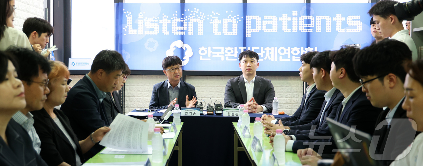 (서울=뉴스1)  박지혜 기자 = 안기종 한국환자단체연합회 대표와 한성존 대한전공의협의회 비상대책위원장이 28일 서울 영등포구 한국환자단체연합회에서 만나 환자, 전공의 각 입장과 …