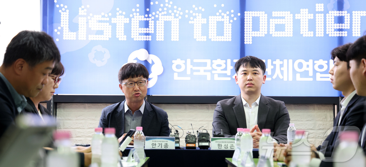 (서울=뉴스1)  박지혜 기자 = 안기종 한국환자단체연합회 대표와 한성존 대한전공의협의회 비상대책위원장이 28일 서울 영등포구 한국환자단체연합회에서 만나 환자, 전공의 각 입장과 …