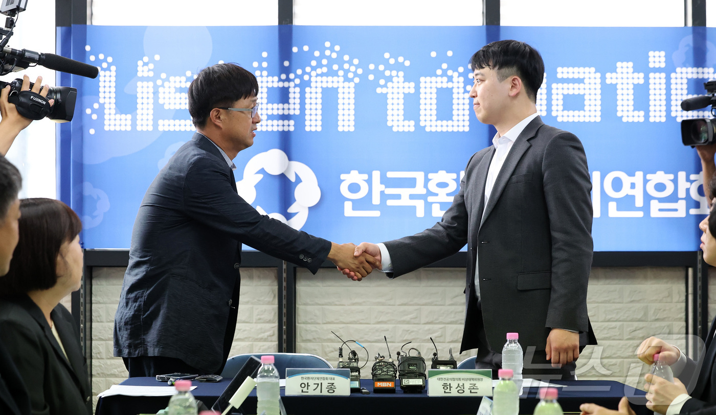 (서울=뉴스1)  박지혜 기자 = 안기종 한국환자단체연합회 대표와 한성존 대한전공의협의회 비상대책위원장이 28일 서울 영등포구 한국환자단체연합회에서 환자, 전공의 각 입장과 상황을 …