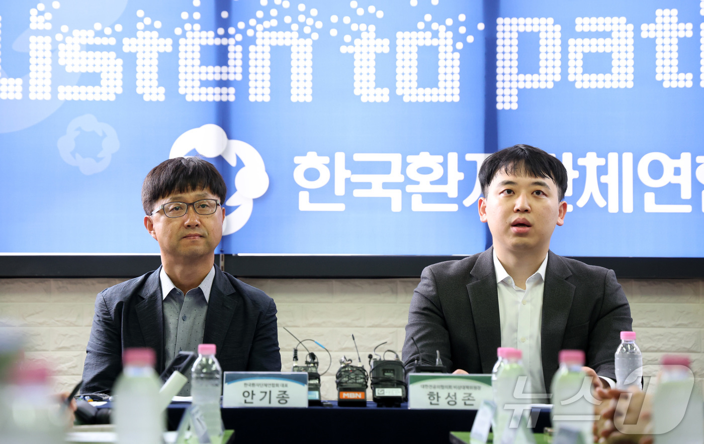 (서울=뉴스1)  박지혜 기자 = 안기종 한국환자단체연합회 대표와 한성존 대한전공의협의회 비상대책위원장이 28일 서울 영등포구 한국환자단체연합회에서 만나 환자, 전공의 각 입장과 …