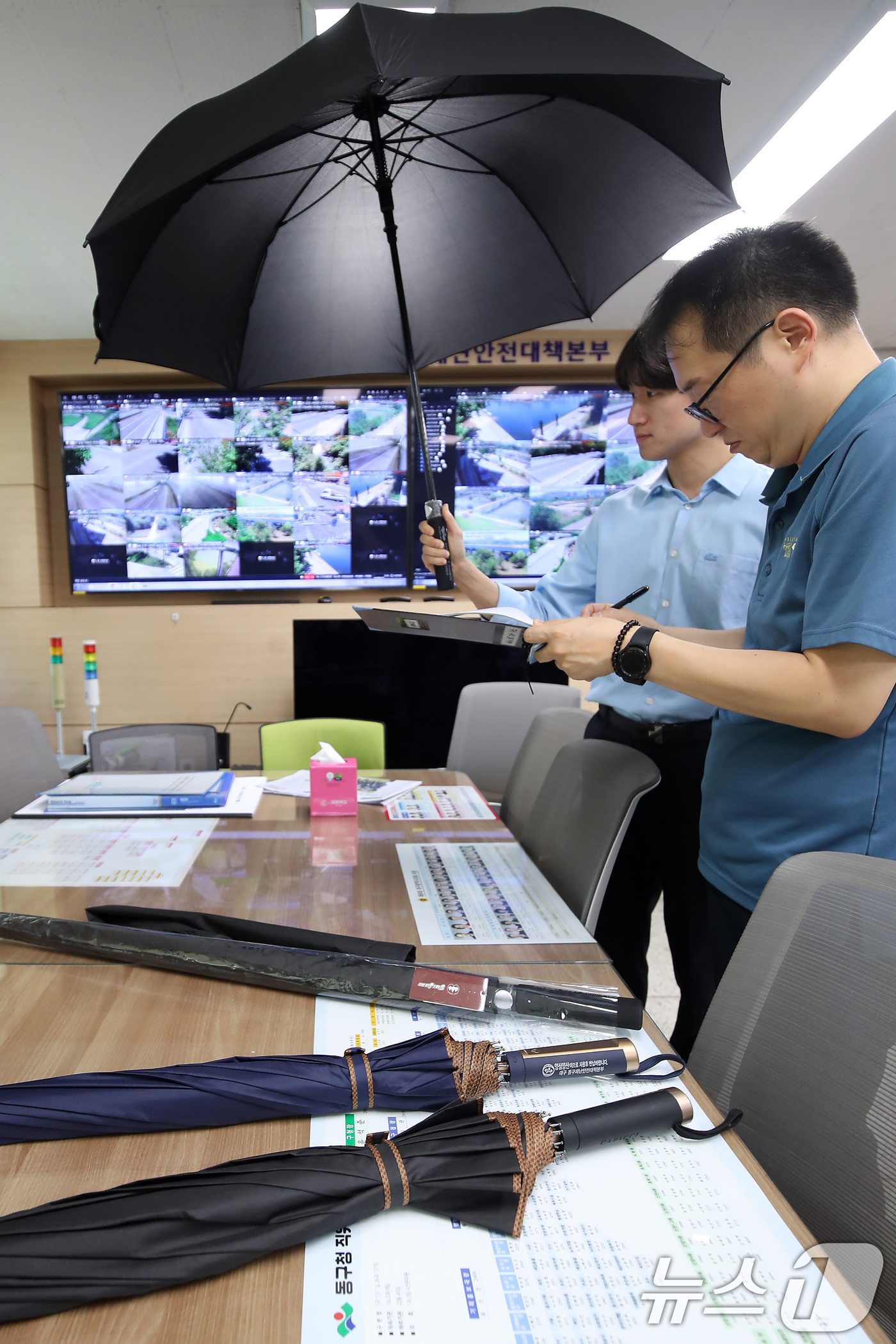 (대구=뉴스1) 공정식 기자 = 폭염이 이어진 28일 오전 대구 동구청 직원들이 관내에 비치할 '양심양산'을 점검하고 있다.  2025.7.28/뉴스1
