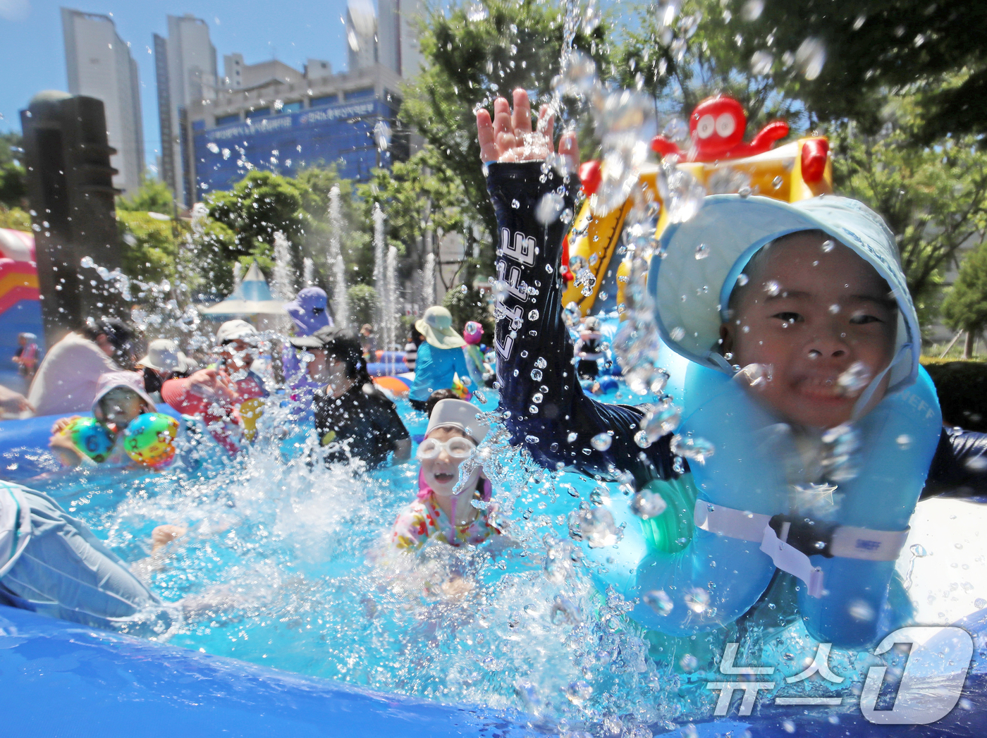 (부산=뉴스1) 윤일지 기자 = 폭염이 기승을 부린 28일 부산 연제구청 광장에 마련된 물놀이장에서 어린이들이 물놀이를 즐기며 더위를 식히고 있다.  2025.7.28/뉴스1