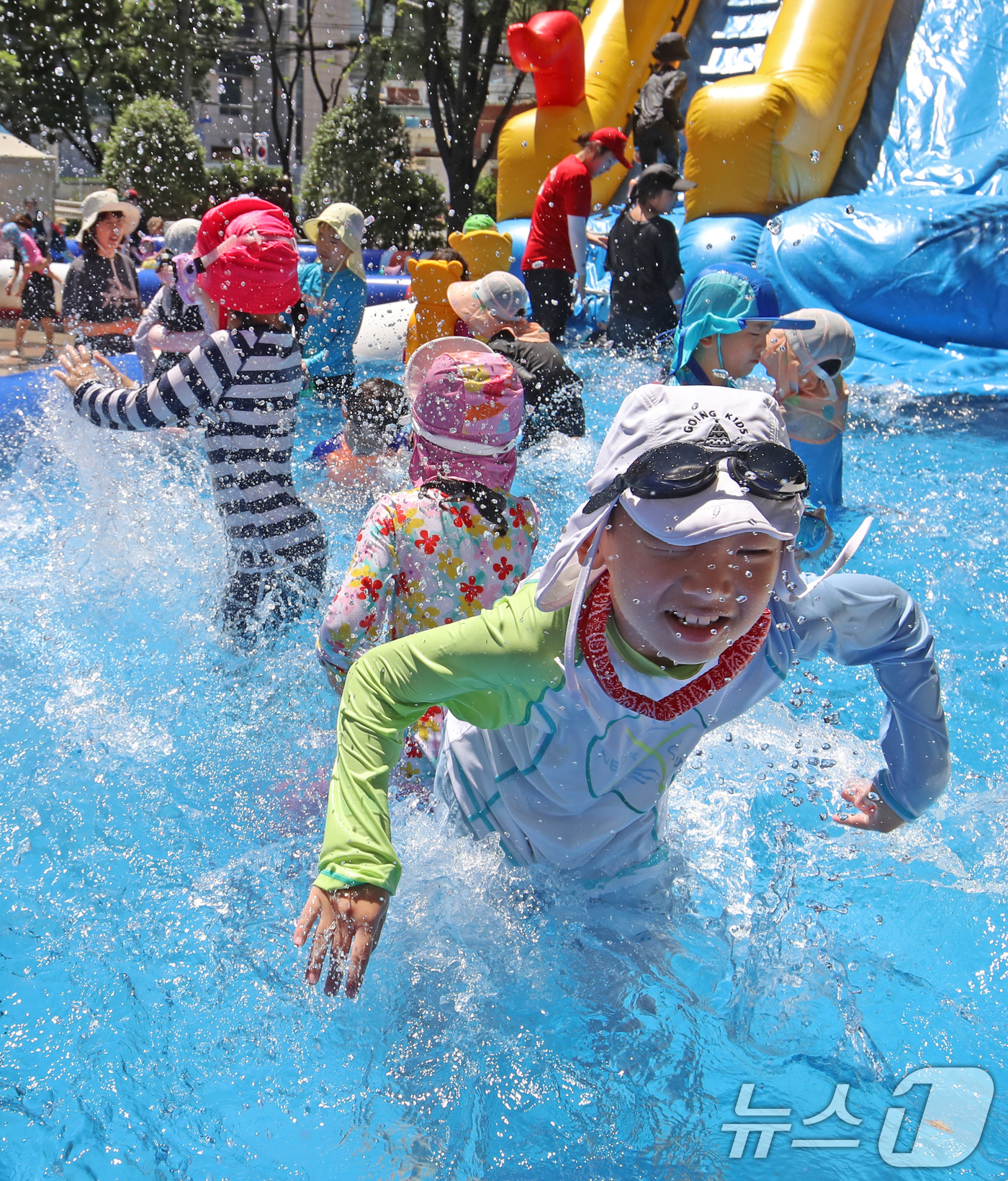(부산=뉴스1) 윤일지 기자 = 폭염이 기승을 부린 28일 부산 연제구청 광장에 마련된 물놀이장에서 어린이들이 물놀이를 즐기며 더위를 식히고 있다.  2025.7.28/뉴스1