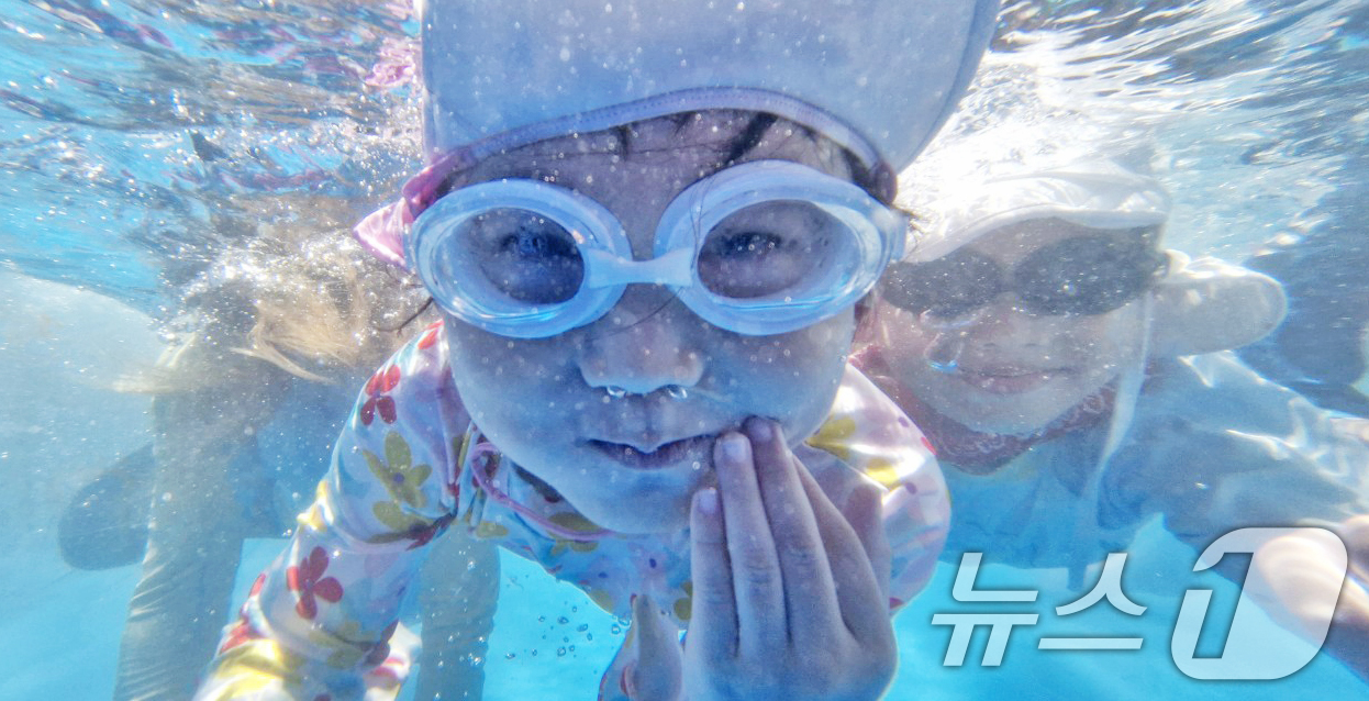 (부산=뉴스1) 윤일지 기자 = 폭염이 기승을 부린 28일 부산 연제구청 광장에 마련된 물놀이장에서 어린이들이 물놀이를 즐기며 더위를 식히고 있다.  2025.7.28/뉴스1