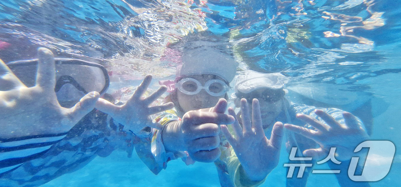 (부산=뉴스1) 윤일지 기자 = 폭염이 기승을 부린 28일 부산 연제구청 광장에 마련된 물놀이장에서 어린이들이 물놀이를 즐기며 더위를 식히고 있다.  2025.7.28/뉴스1