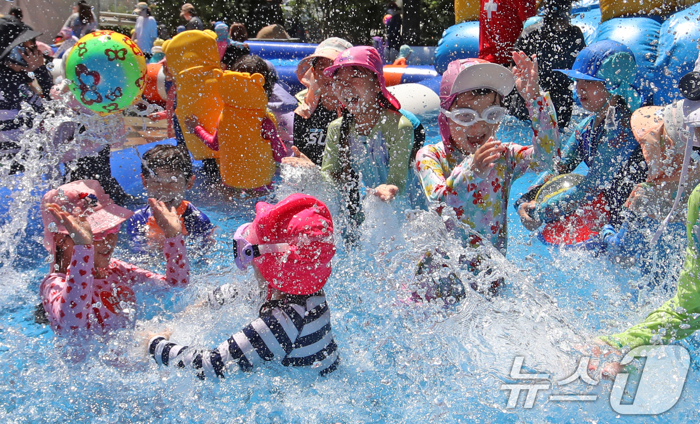 (부산=뉴스1) 윤일지 기자 = 폭염이 기승을 부린 28일 부산 연제구청 광장에 마련된 물놀이장에서 어린이들이 물놀이를 즐기며 더위를 식히고 있다.  2025.7.28/뉴스1