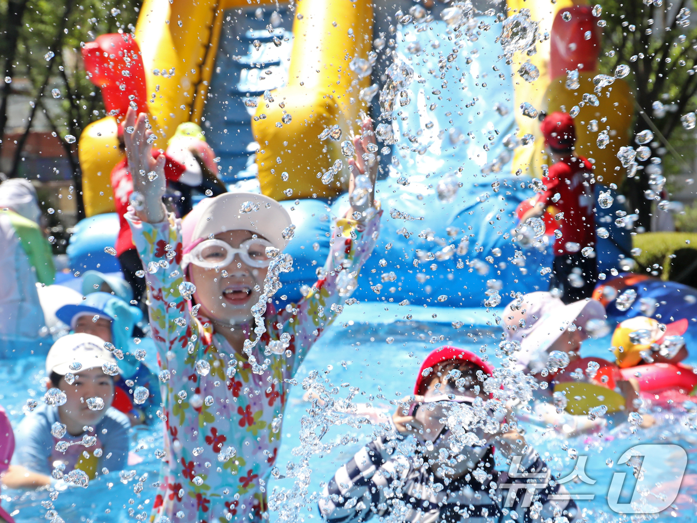 (부산=뉴스1) 윤일지 기자 = 폭염이 기승을 부린 28일 부산 연제구청 광장에 마련된 물놀이장에서 어린이들이 물놀이를 즐기며 더위를 식히고 있다.  2025.7.28/뉴스1