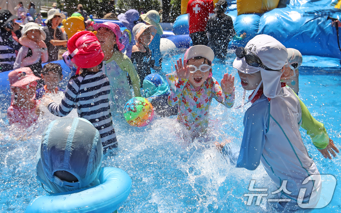 (부산=뉴스1) 윤일지 기자 = 폭염이 기승을 부린 28일 부산 연제구청 광장에 마련된 물놀이장에서 어린이들이 물놀이를 즐기며 더위를 식히고 있다.  2025.7.28/뉴스1