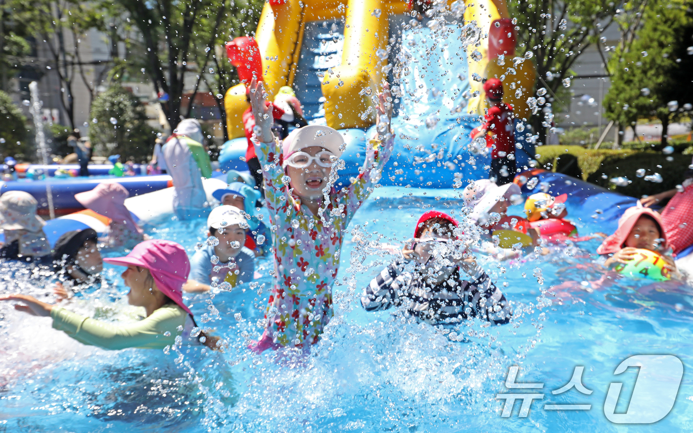 (부산=뉴스1) 윤일지 기자 = 폭염이 기승을 부린 28일 부산 연제구청 광장에 마련된 물놀이장에서 어린이들이 물놀이를 즐기며 더위를 식히고 있다.  2025.7.28/뉴스1
