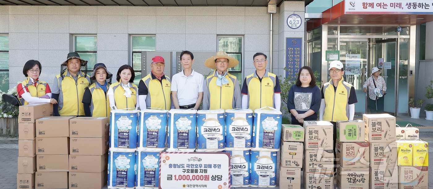 (대전=뉴스1) 이동원 기자 = 조원휘 대전시의회 의장이 28일, 최근 극한호우로 큰 피해를 입은 충청남도 당진시 면천면 일원에서 피해 복구 지원봉사활동을 전개하고, 위문품을 전달 …