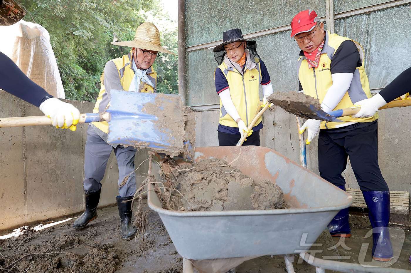 (대전=뉴스1) 이동원 기자 = 조원휘 대전시의회 의장이 28일, 최근 극한호우로 큰 피해를 입은 충청남도 당진시 면천면 일원에서 피해 복구 지원봉사활동을 전개하고, 위문품을 전달 …