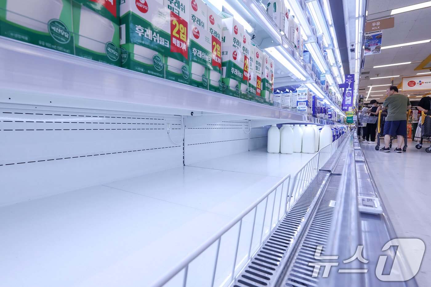 본문 이미지 - 기록적인 폭염이 이어지면서 우유 공급 변동성 우려가 높아지고 있다. 28일 서울의 한 대형마트 우유 진열대 일부가 상품이 채워지지 않은 상태로 비어 있다. 2025.7.28/뉴스1 ⓒ News1 민경석 기자