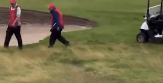 본문 이미지 - 27일&#40;현지시간&#41; 영국 인디펜던트 등에 따르면 이날 진보 성향 논객들의 소셜미디어를 중심으로 트럼프 대통령의 앞에 캐디가 공을 미리 떨어뜨리는 듯한 모습이 담긴 영상이 확산되고 있다. &#40;영상=유튜브 Brian Tyler Cohen&#41;