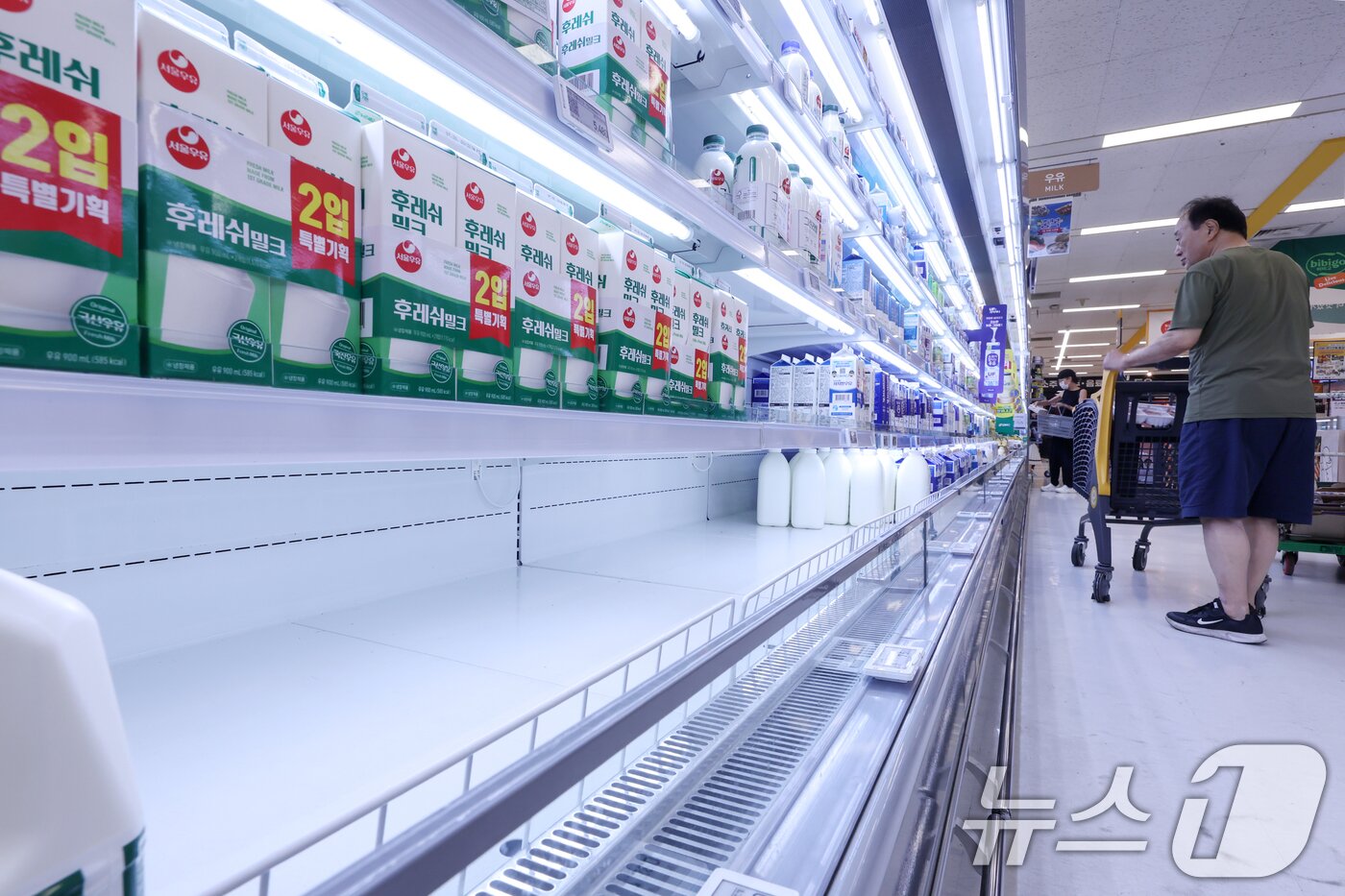 본문 이미지 - 지난 7월 서울의 한 대형마트 우유 진열대 일부가 상품이 채워지지 않은 상태로 비어 있다. 2025.7.28/뉴스1 ⓒ News1 민경석 기자