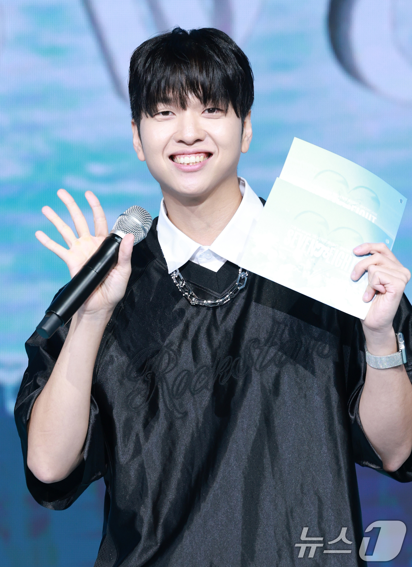 (서울=뉴스1) 권현진 기자 = 방송인 유재필이 28일 오후 서울 마포구 쇼킹케이팝센터에서 열린 세븐투에잇 첫 번째 싱글 ‘세븐투에잇(SEVENTOEIGT)’ 쇼케이스에서 인사를 …