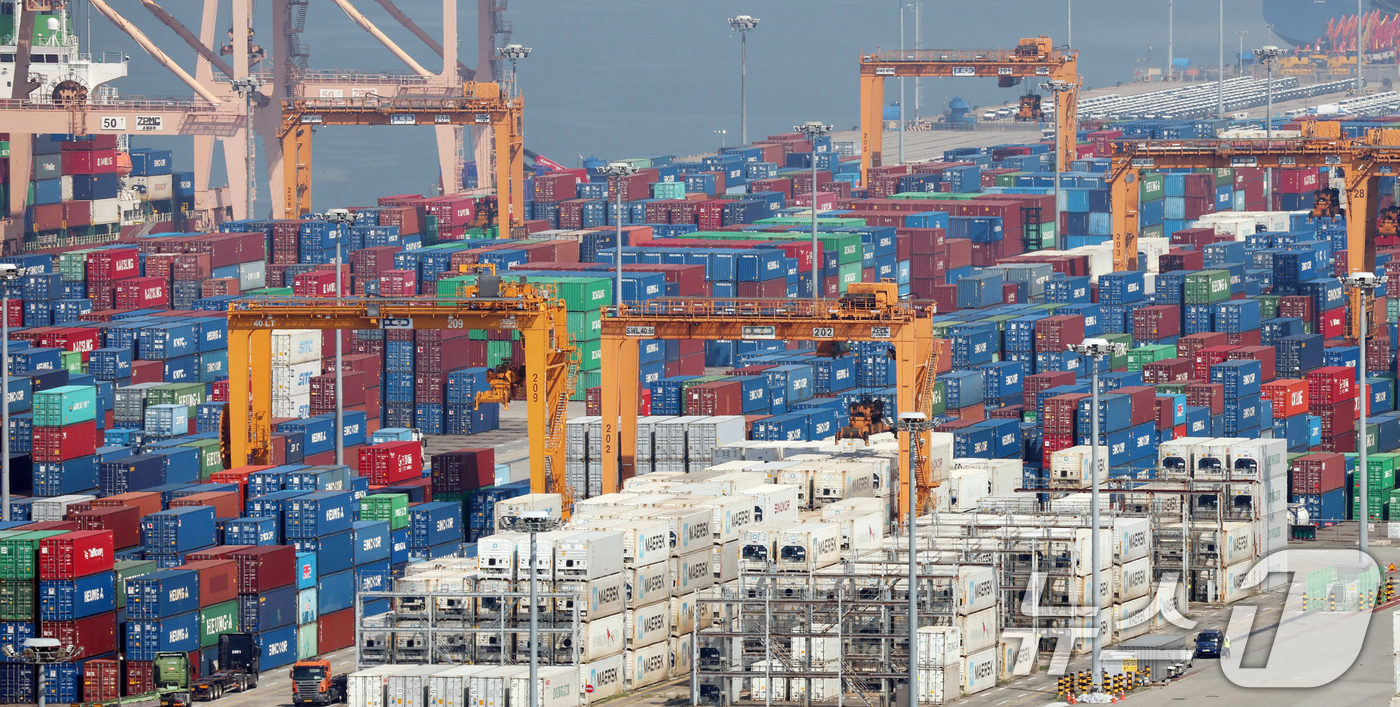 (평택=뉴스1) 김영운 기자 = 한미 관세협상 시한(8월 1일)이 나흘 앞으로 다가오면서, 협상 타결 여부에 따라 한국 경제 성장률이 크게 오르내릴 수 있다는 전망이 나오고 있다. …